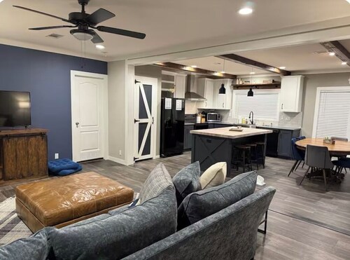 Your happy place at Lake Texoma is minutes away from the lake,marina & boat ramp