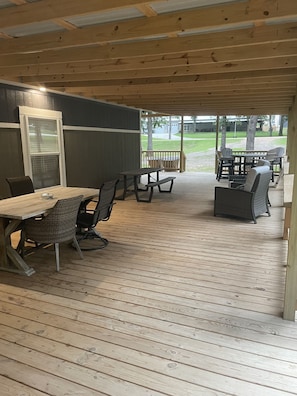 Outdoor dining - Your happy place at Lake Texoma is minutes away from the lake,marina & boat ramp (Kingston)