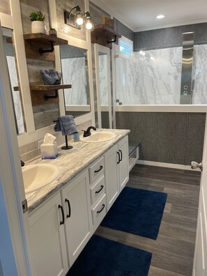 Badewanne, Handtücher, Seife, Toilettenpapier