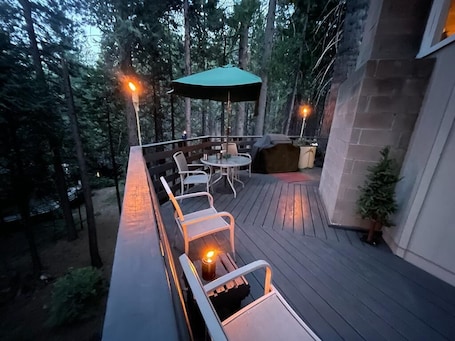 Terrace/patio. Nature Lover's Paradise: Luxurious The Shire - Cubs Crossing Chalet in Sierras