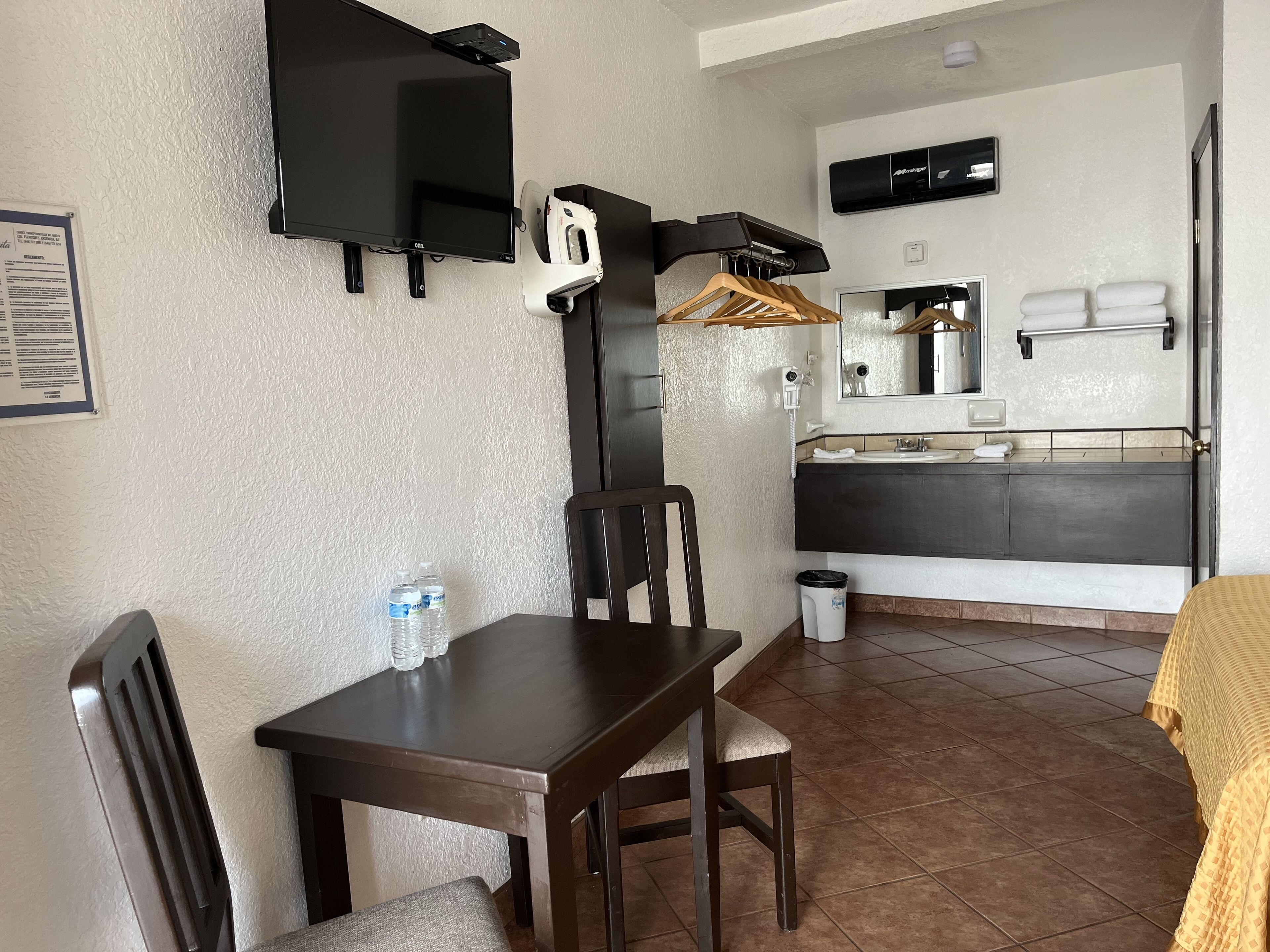 Habitación doble | Espacio para trabajar con laptop y tabla de planchar con plancha 