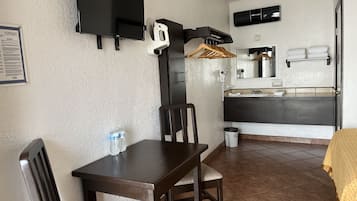 Habitación doble | Espacio para trabajar con laptop y tabla de planchar con plancha