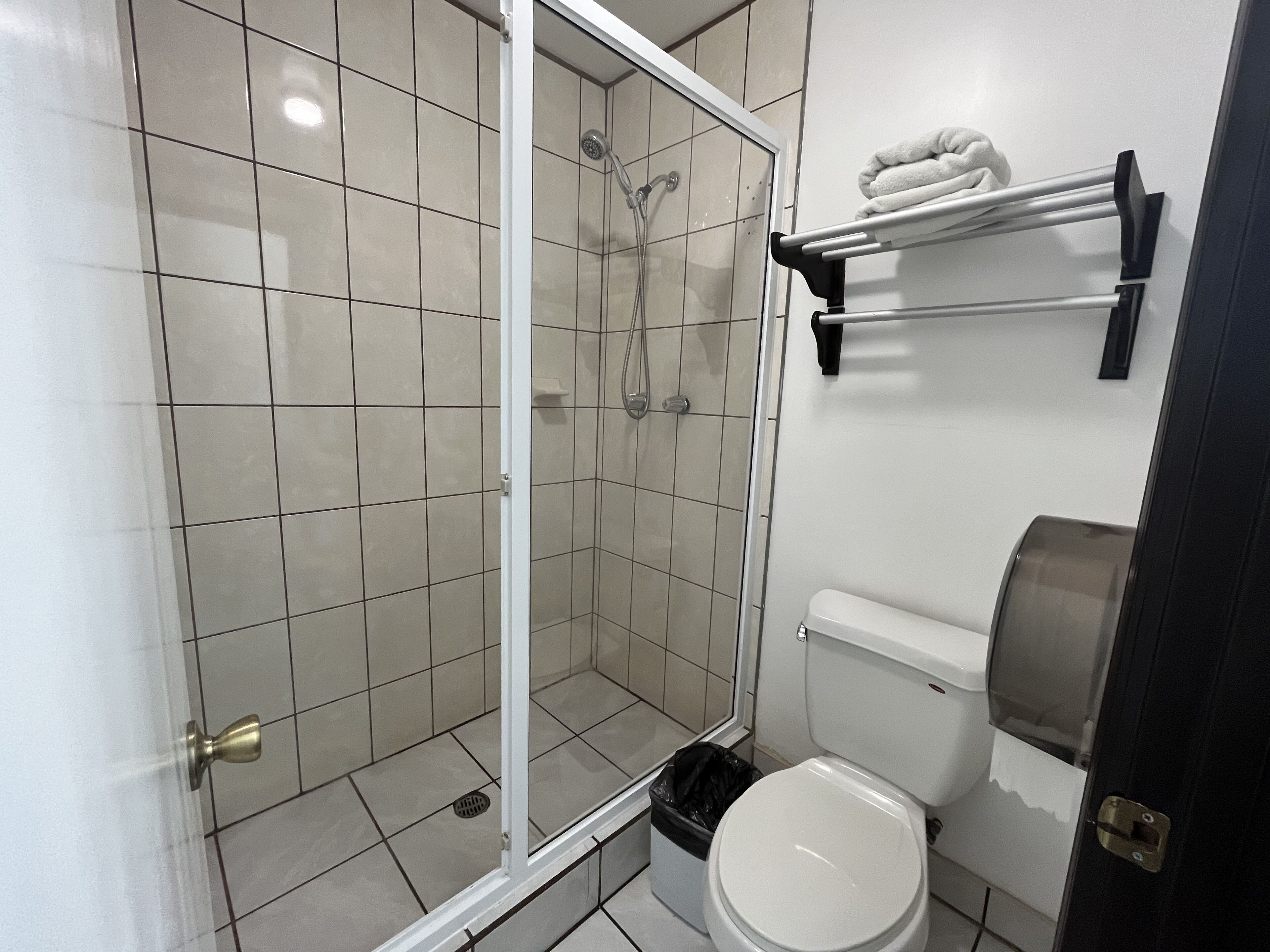 Baño | Regadera, secadora de cabello, toallas, jabón 
