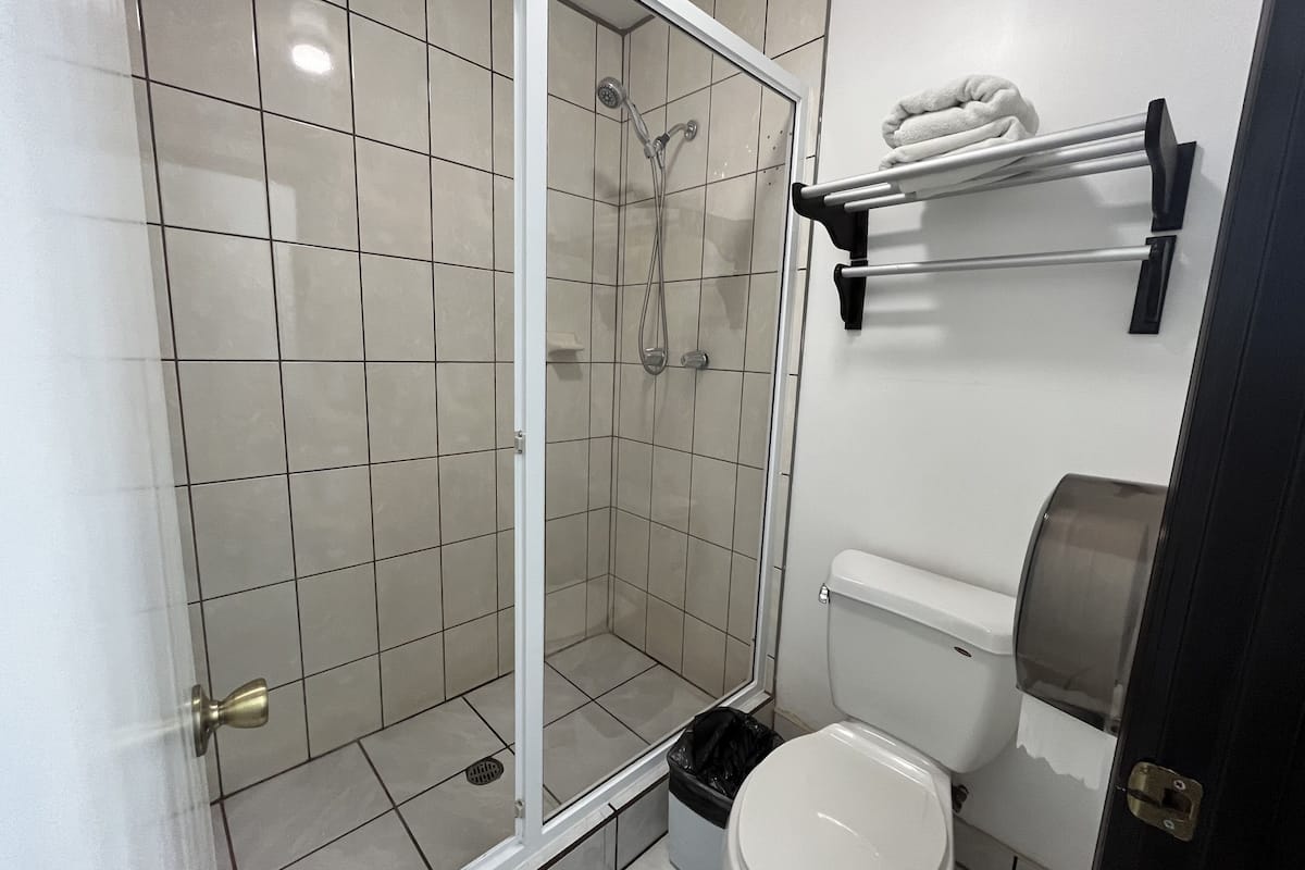 Baño | Regadera, secadora de cabello, toallas, jabón