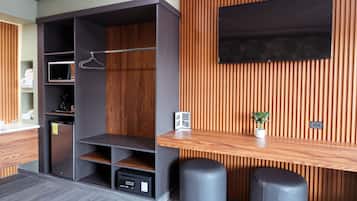 Suite estudio Deluxe | Espacio para trabajar con laptop y tabla de planchar con plancha