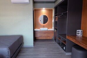 Deluxe-studiosuite | Arbejdsområde til bærbare computere, strygejern/strygebræt