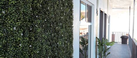 Suite estudio Deluxe | Espacio para trabajar con laptop y tabla de planchar con plancha