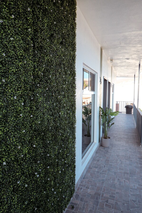 Deluxe-studiosuite | Arbejdsområde til bærbare computere, strygejern/strygebræt