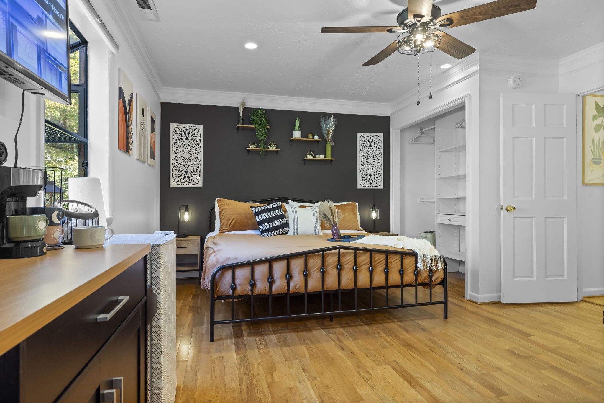 1 soverom, skrivebord, strykejern/-brett og wi-fi (inkludert)