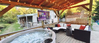 Private Room 1bedroom/bathroom suite W/ private porch, firepit, Hot tub & Pool! 