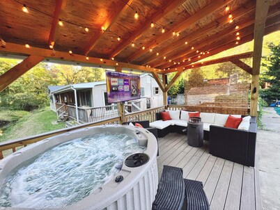 Private Room 1bedroom/bathroom suite W/ private porch, firepit, Hot tub & Pool! 