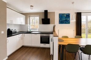 Réfrigérateur, un four, surface de cuisson, lave-vaisselle