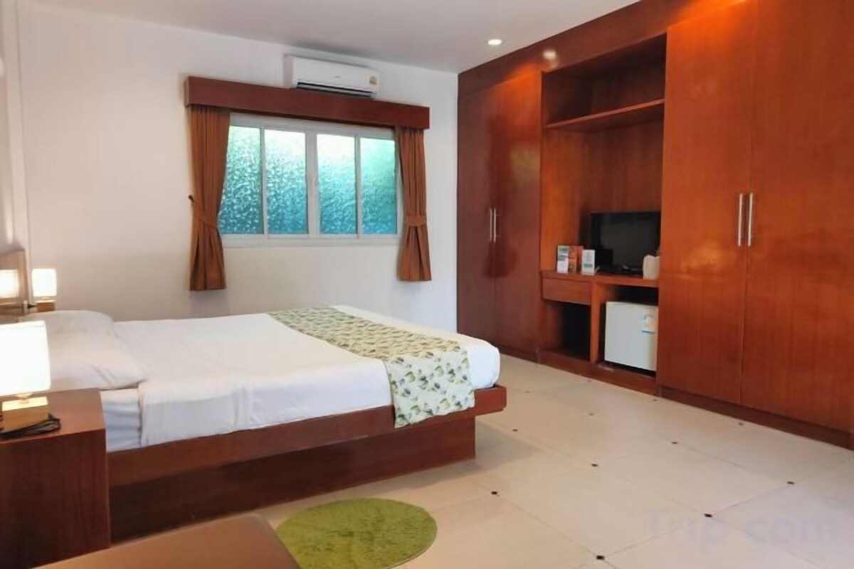 In-room safe, blackout drapes, WiFi (free)