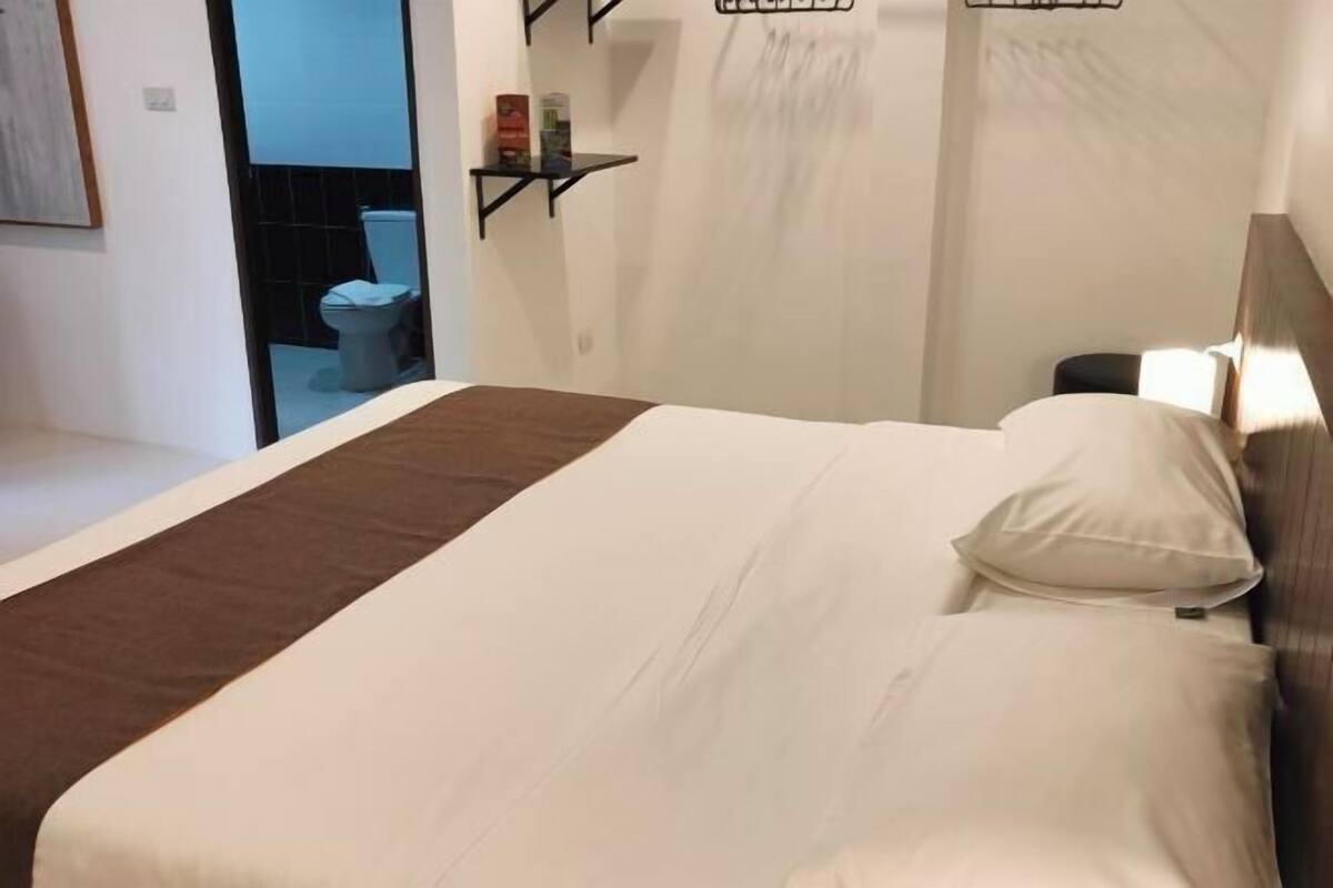 Cofres nos quartos, cortinas blackout, Wi-Fi de cortesia