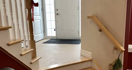 Lovely Private Bedroom. Close to all amenities