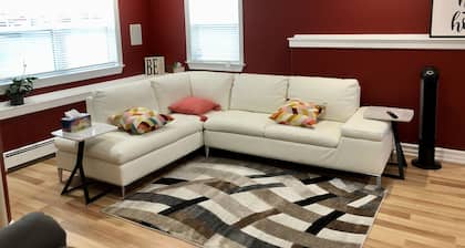 Lovely Private Bedroom. Close to all amenities