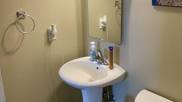 Dutxa, assecador de cabells, tovalloles i sabó