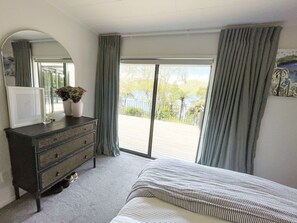 3 bedrooms, iron/ironing board, free WiFi, bed sheets - Idyllic lake edge property - with own jetty! (Rotorua)