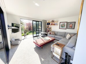 TV - Idyllic lake edge property - with own jetty! (Rotorua)