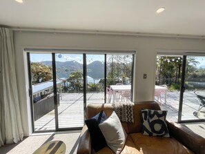 TV - Idyllic lake edge property - with own jetty! (Rotorua)