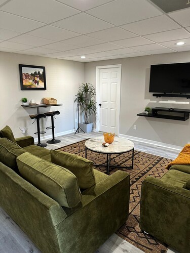 Tranquil Lower level suite w/ Private entrance