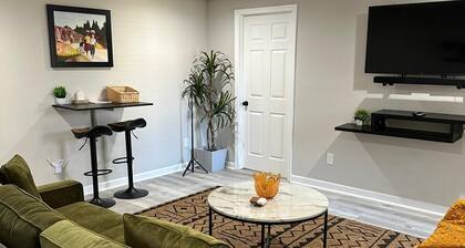 Tranquil Lower level suite w/ Private entrance