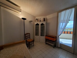 2 bedrooms, iron/ironing board, WiFi, bed sheets - Miougrano 3 Rooms Air Conditioned 48m2 Balcony, Swimming Pool, Parking, Close to Everything (Fréjus)