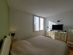 2 habitaciones, tabla de planchar con plancha y ropa de cama 