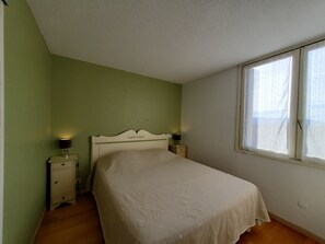 2 habitaciones, tabla de planchar con plancha y ropa de cama 