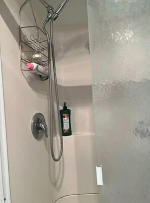 Douche, serviettes fournies