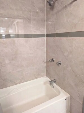 Ensemble douche/baignoire, sèche-cheveux, serviettes fournies, savon