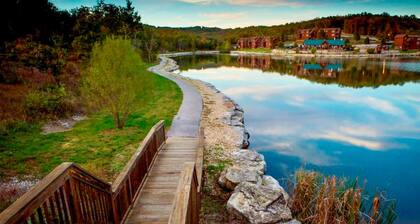 Cabin-like woodland getaway w/pool, tennis, gas fireplace