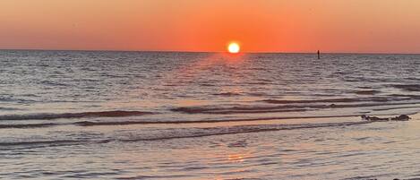 Beach nearby, sun-loungers, beach towels