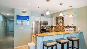 Réfrigérateur, micro-ondes, four, plaque de cuisson