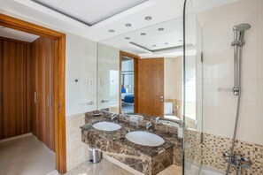 Bathtub, hair dryer, towels, soap - Modern 4 BD with Sea View in Dubai Marina (Dubai)