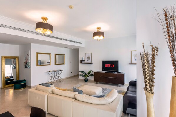 TV - Modern 4 BD with Sea View in Dubai Marina (Dubai)