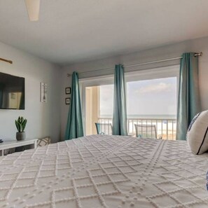 2 habitaciones, escritorio y tabla de planchar con plancha 