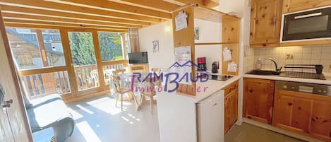 Réfrigérateur, micro-ondes, lave-vaisselle, grille-pain