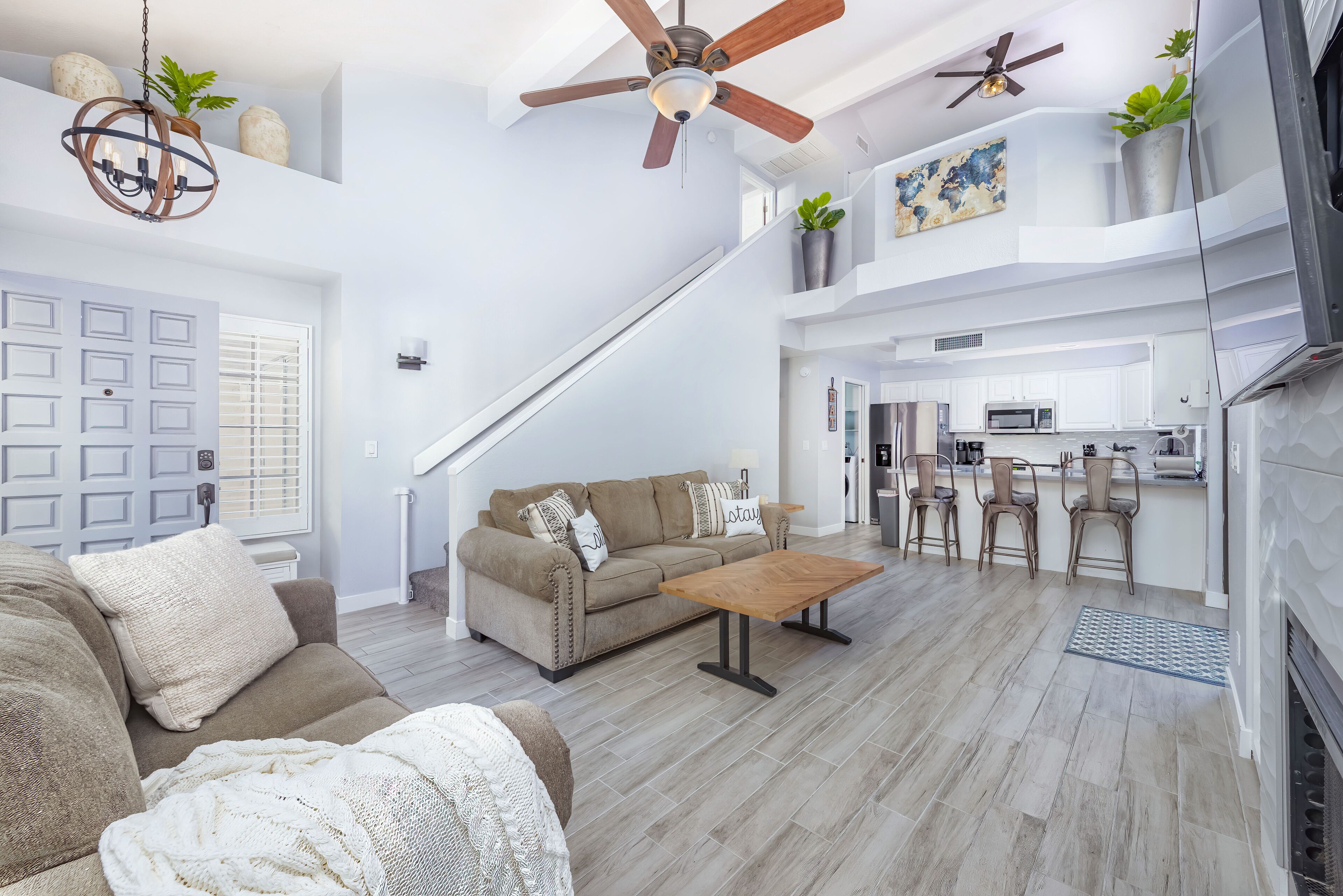 Smart TV, chimenea, libros