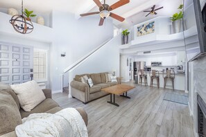 TV connectée, cheminée, livres