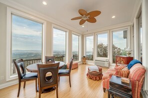 Smart TV, chimenea, tenis de mesa y estéreo