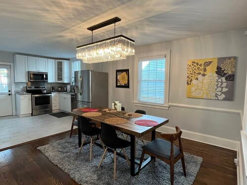 Spacious 2900 SQ Feet House In Ginter Park, 10 min to Everywhere