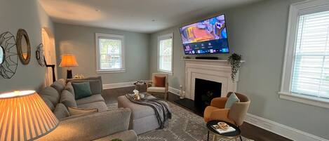 Televisor intel·ligent, llar de foc, llibres i estèreo