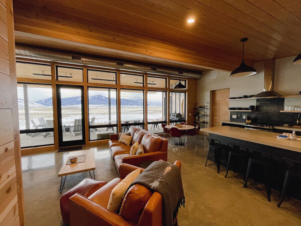 Smart TV, books, stereo, offices