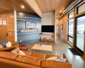 Smart TV, libros, estéreo y oficina 