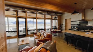 Smart TV, fireplace, books, stereo