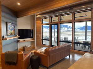 Smart TV, libros, estéreo y oficina 