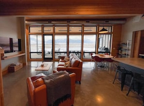 Smart TV, fireplace, books, stereo
