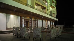 Un vestíbulo de hotel con una zona de estar y una escalera que conduce a los pisos superiores.