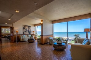 Smart TV, table tennis - Beautifully 2-BR Oceanfront Condo with A/C (Lahaina)